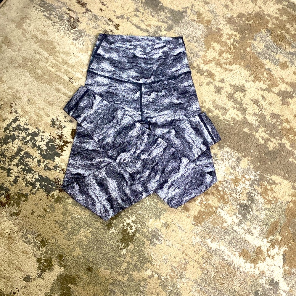 Lululemon leggings 🍋 no flaws at all great condition!!🍋